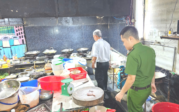 Riverside beer joints in Da Nang fined for noise, environmental violations