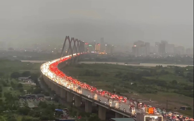 Rush-hour downpour heavily floods Hanoi streets