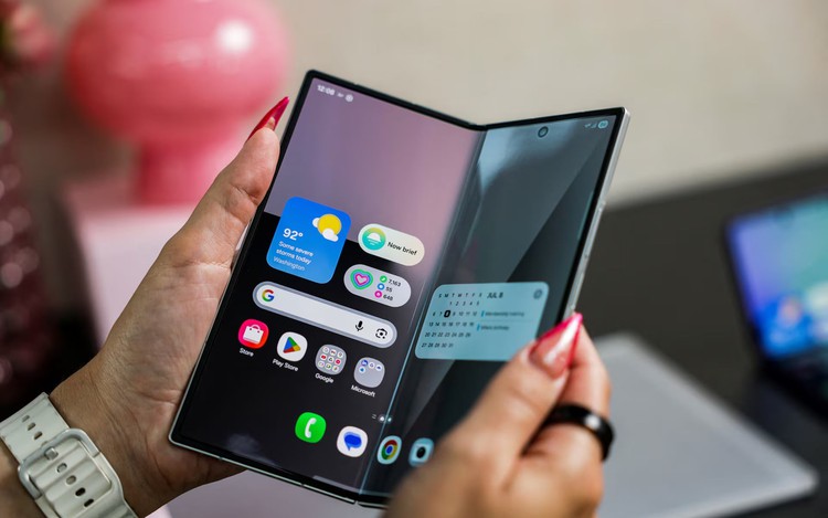 Samsung to fend off Chinese foldable phone rivals with slimmer model