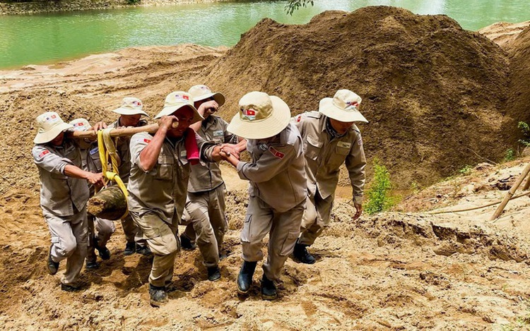 Vietnam removes 227kg wartime bomb near Phong Nha Cave