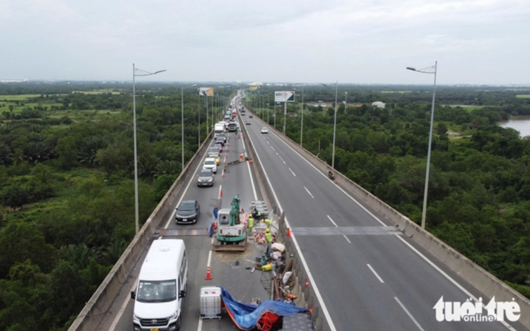 Bridge repairs cause congestion on expressway in southern Vietnam
