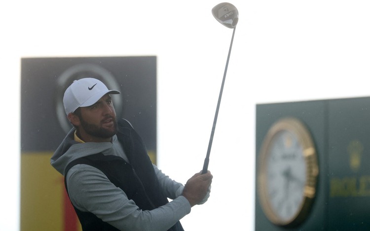 Majestic Scheffler leads British Open, McIlroy hangs on