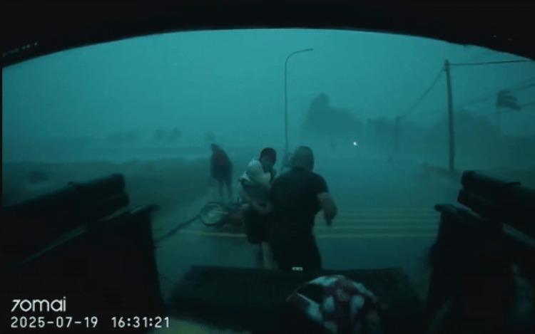Pickup truck driver shelters woman, 5 children from powerful winds in Hanoi