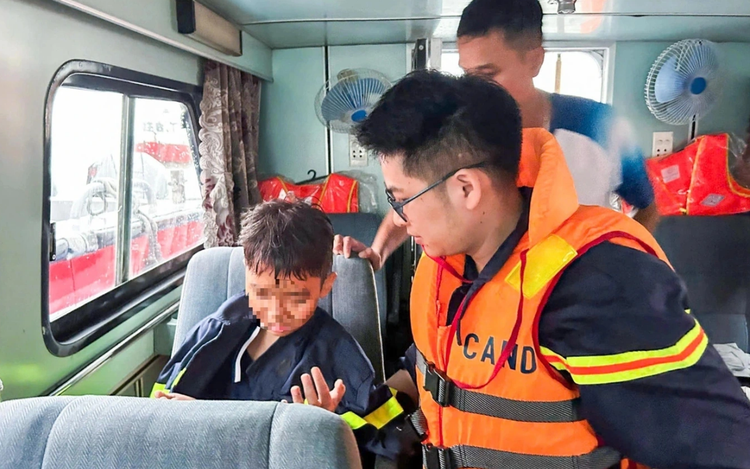 Father’s final act of love saves son from tourist boat capsizing in Vietnam’s Ha Long Bay