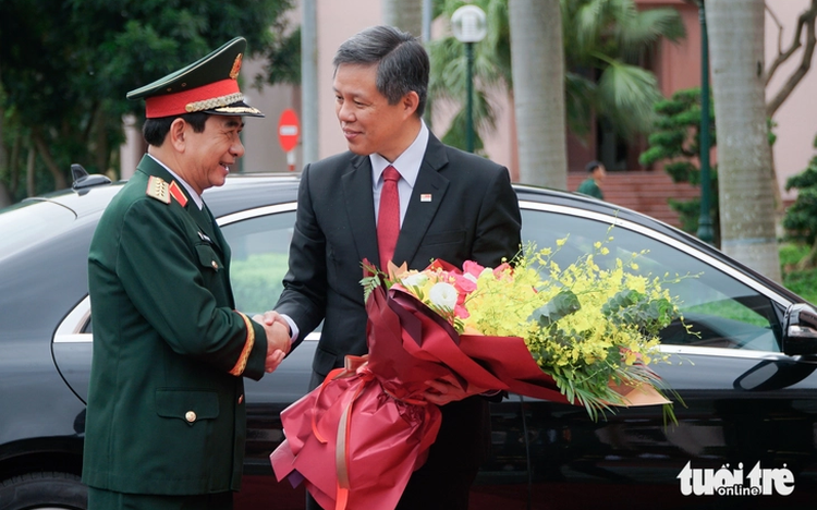 Vietnam’s defense minister receives Singaporean counterpart