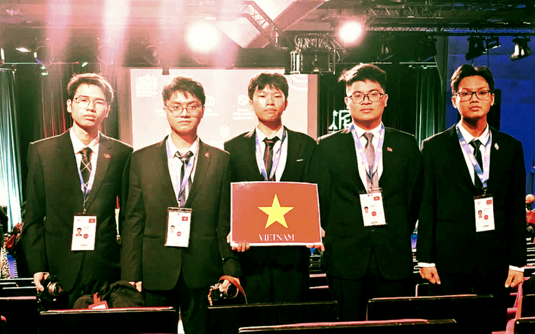 Vietnamese students win 1 gold, 4 silver medals at 2025 Int’l Physics Olympiad