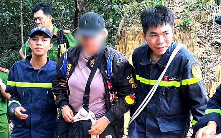 Police rescue Dutch, Vietnamese tourists getting lost on mountain