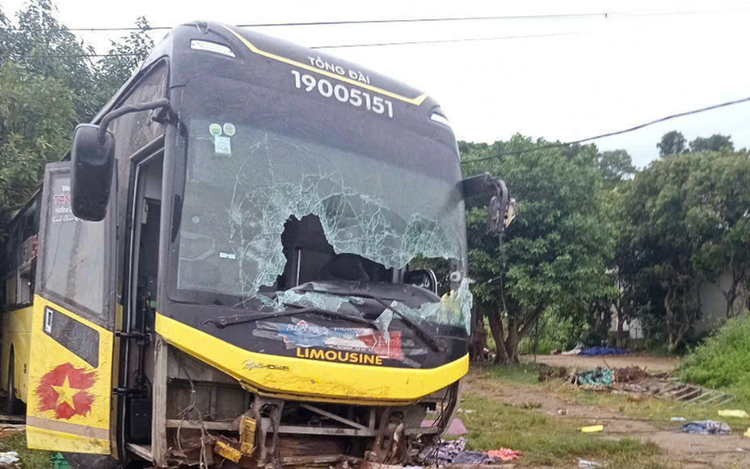 Sleeper bus overturns, leaving 10 dead in north-central Vietnam