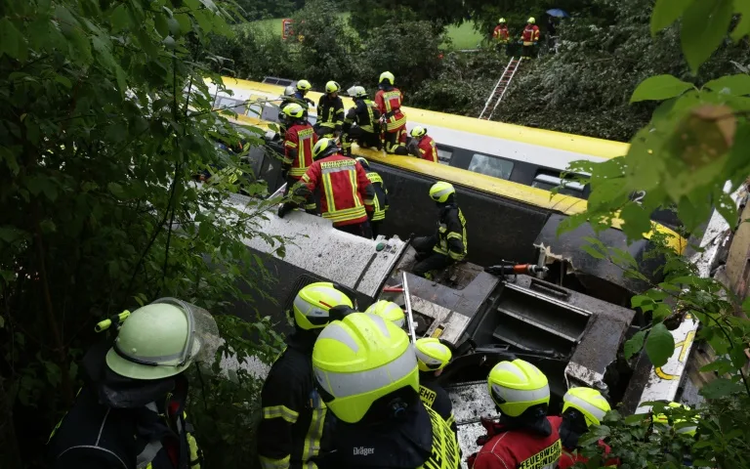 Three dead, several injured after train derails in Germany
