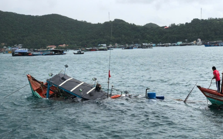9 rescued from 2 sinking boats in southern Vietnam