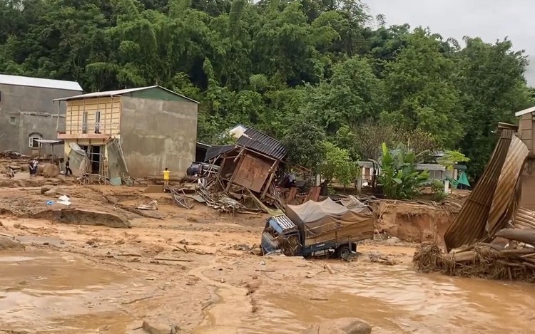 Vietnam flash flood kills five, dozens evacuated