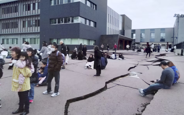 Strong quake logging lower 6 strikes southwestern Japan