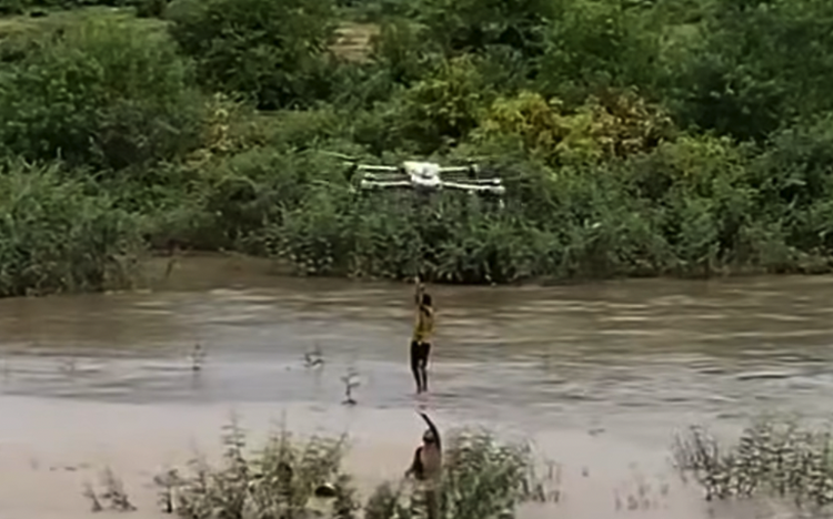Man uses drone to rescue children trapped in river in Vietnam
