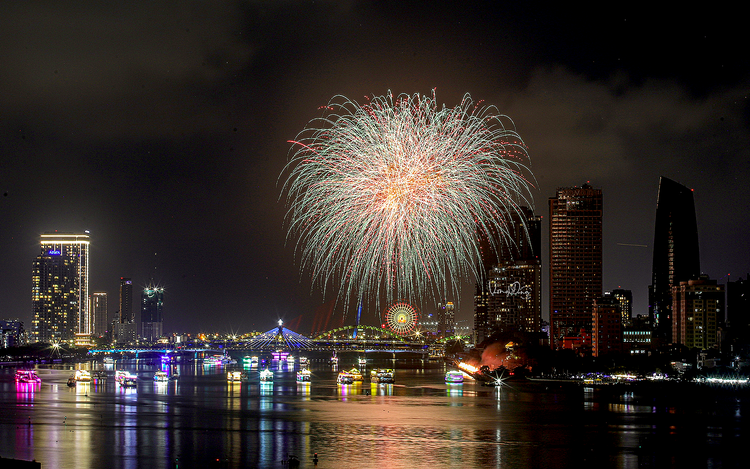 Da Nang hotels, fireworks tickets sell out ahead of festival finale