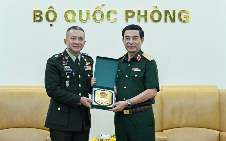 Vietnam’s defense minister receives chief of Thailand’s defense forces