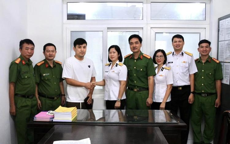 Vietnamese navy captain returns wallet containing over $3,000 to Kyrgyz man