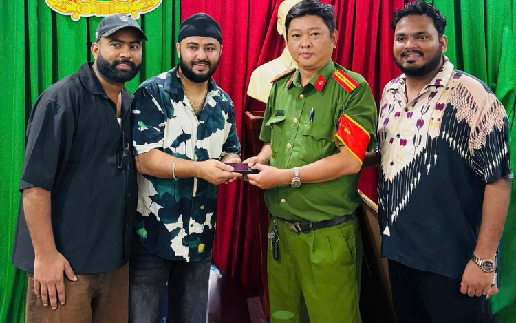 Ho Chi Minh City police return lost smartphone to Indian tourist