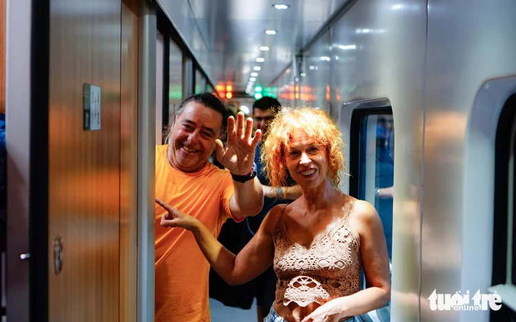 Foreign tourists captivated by Hanoi–Dong Hoi train journey
