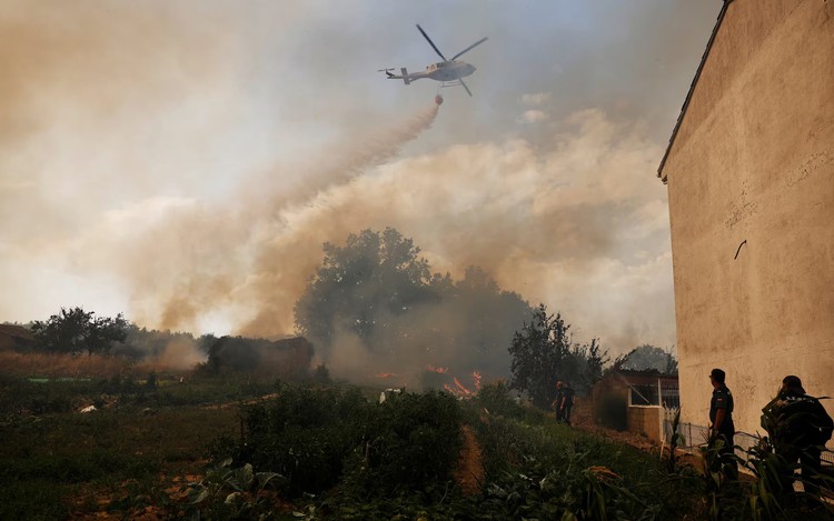 Firefighters battle 'fire whirls' in northern Spain