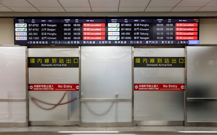 Typhoon Podul slams into southern Taiwan, hundreds of flights cancelled