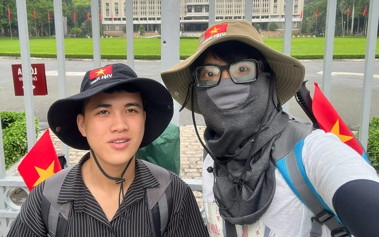 Two young men walk from Ho Chi Minh City to Hanoi to celebrate National Day