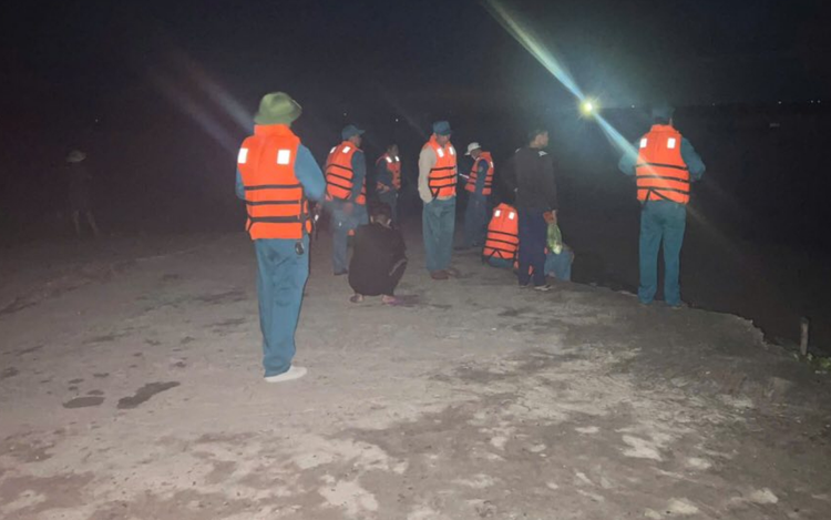 2 dead after raft carrying 17 capsizes in Vietnam's Quang Ninh