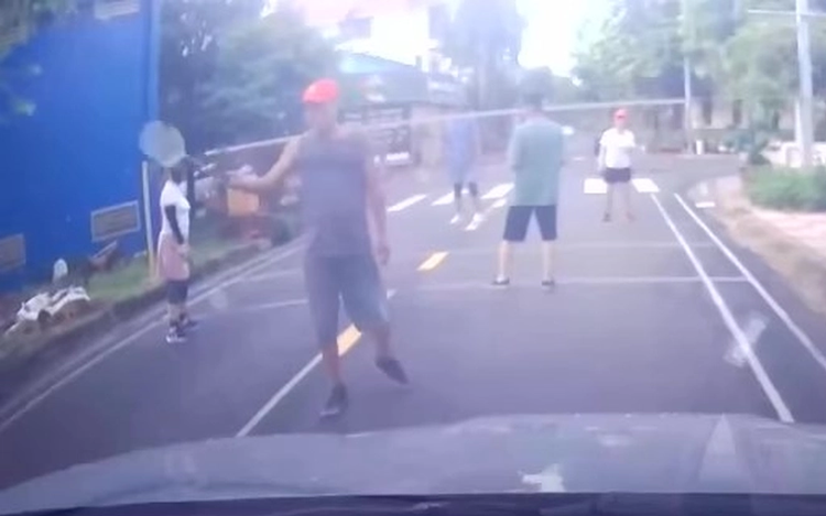 Authorities investigate group blocking road to play badminton in Ho Chi Minh City residential area