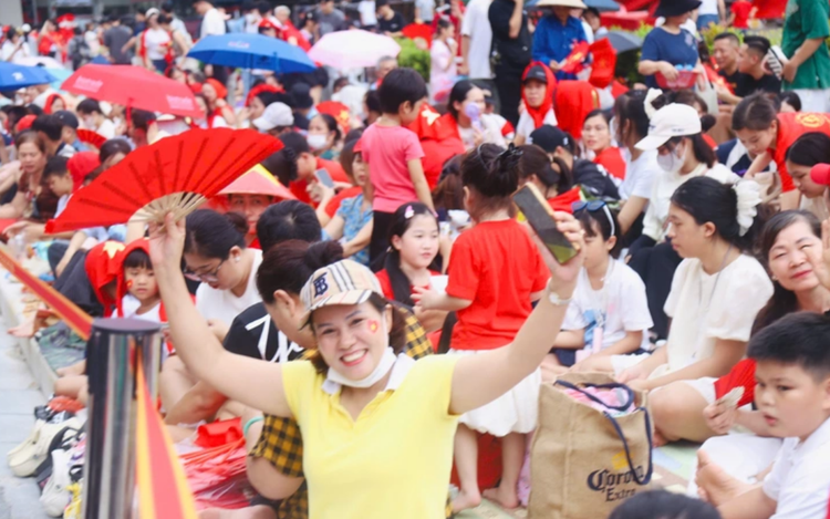 Crowds fill streets around Hanoi’s Ba Dinh square ahead of parade rehearsal