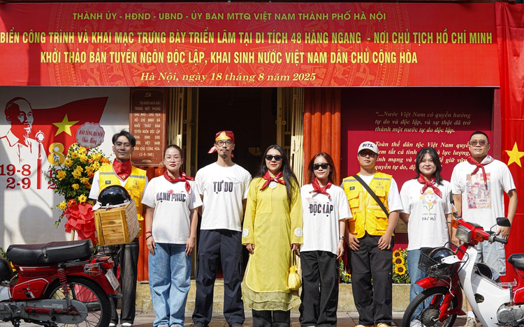 Company offers tour to explore Hanoi on classic red cub motorbikes