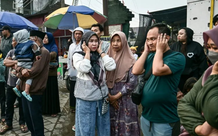 Indonesia turns down ear-splitting 'haram' street parties