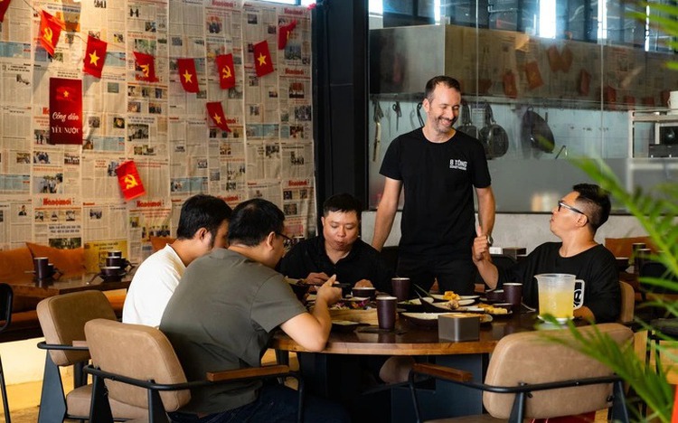 French restaurateur welcomes Vietnam’s National Day with flags