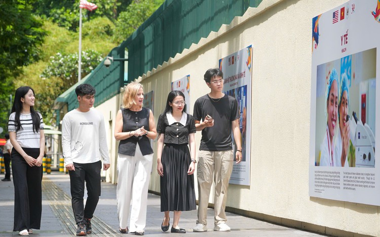 Photo wall marks 30th anniversary of Vietnam-US ties in Ho Chi Minh City