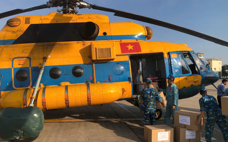 Vietnamese defense ministry deploys 3 helicopters with relief team, supplies to flood-hit Dien Bien
