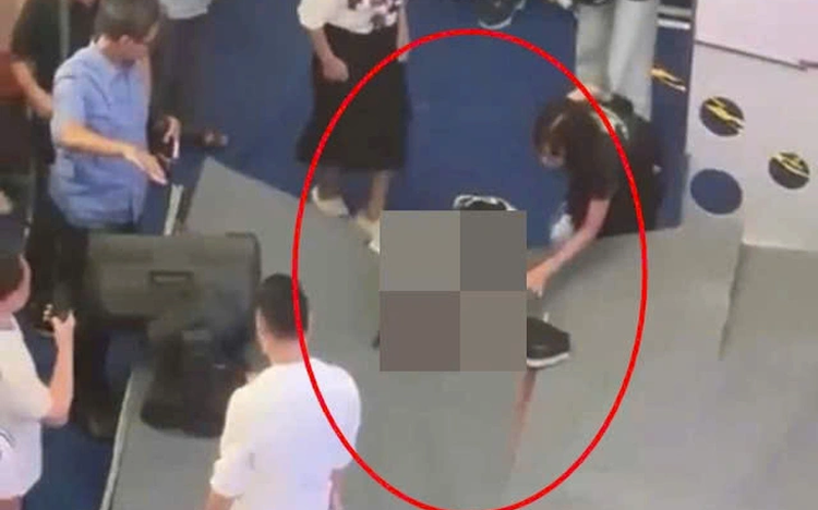 Man falls from fourth floor of Hanoi mall