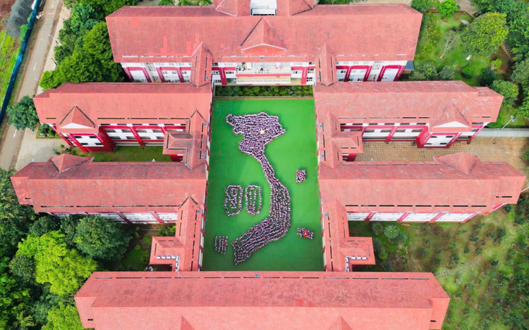 Over 1,800 students in Dak Lak form giant map of Vietnam to celebrate National Day