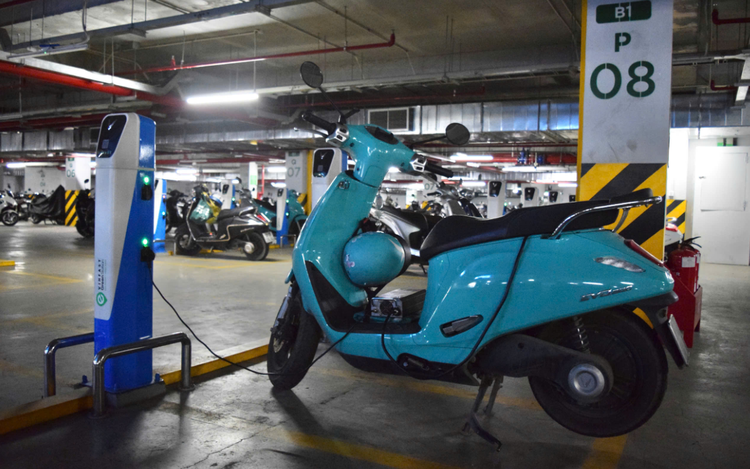 Many apartment buildings in Ho Chi Minh City start installing EV charging points