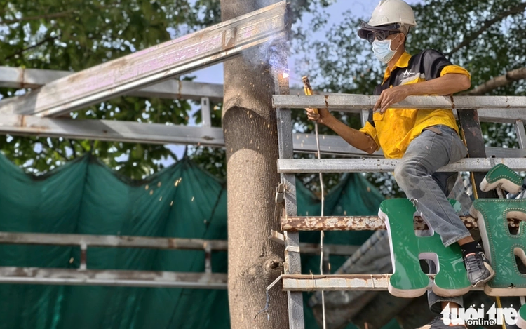 52 sidewalk-encroaching structures dismantled in Ho Chi Minh City
