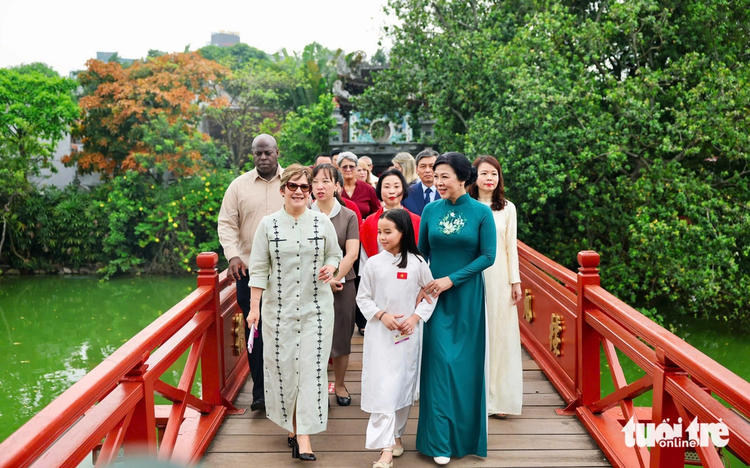 Vietnamese Party chief’s spouse reunites with Cuban President’s spouse in Hanoi