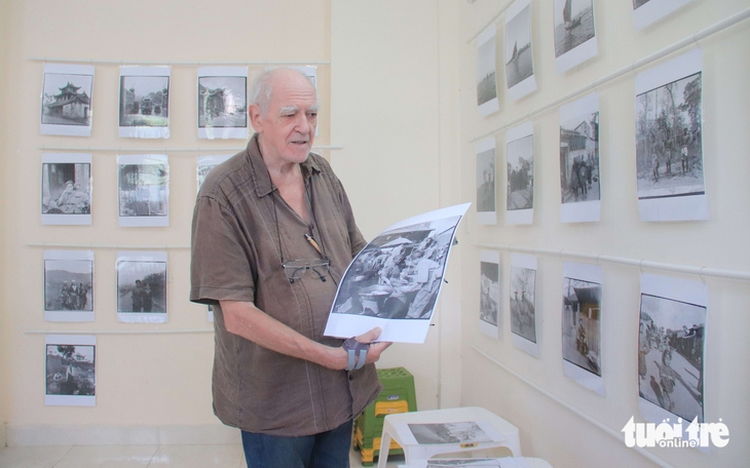 Dutch man brings photos of old Vietnam to children in Da Nang