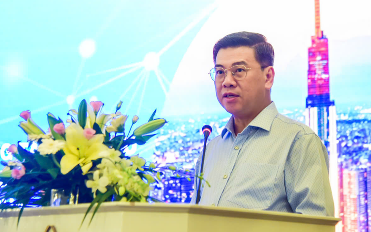 Experts urge Ho Chi Minh City to boost service sector, inspired by Singapore, Shanghai