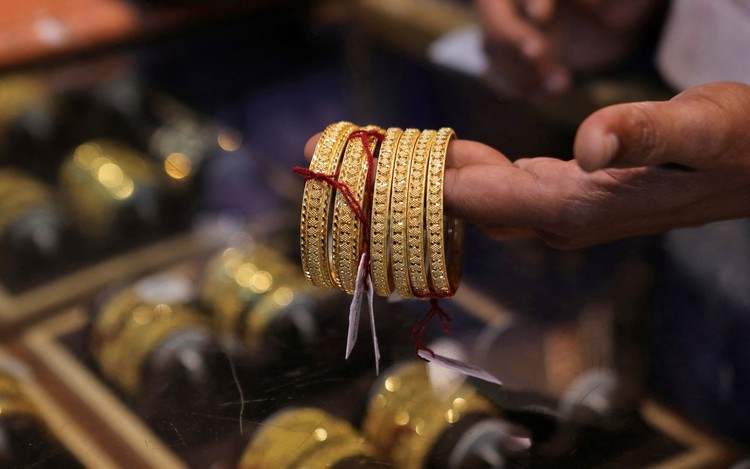 Soaring bullion prices threaten to dull India's festive gold sparkle