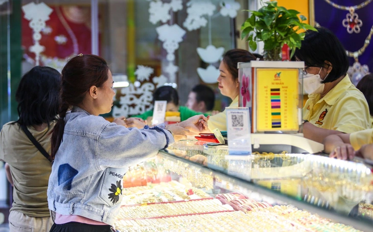 Vietnam to impose personal income tax on gold trading to curb speculation