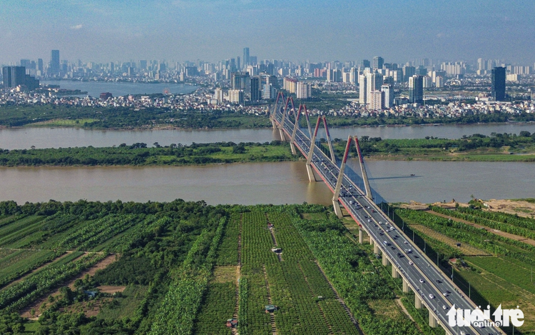 Hanoi bridge equipped with barriers to separate lanes for cars, motorbikes