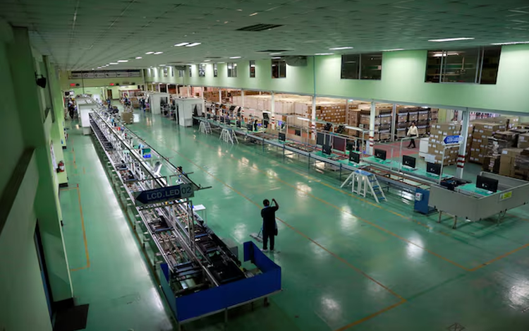 Thai industrial sentiment hits 3-year low in August on politics, strong baht