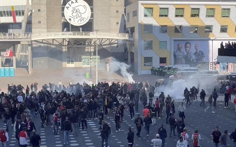 Dutch police use tear gas against anti-immigration protesters, 30 arrested