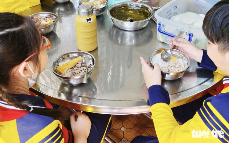 Elementary school in Da Lat suspends meals following unsafe food allegations 
