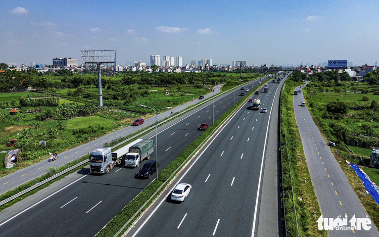 Vietnam bans trucks, passenger buses from running next to median along 2 major expressways
