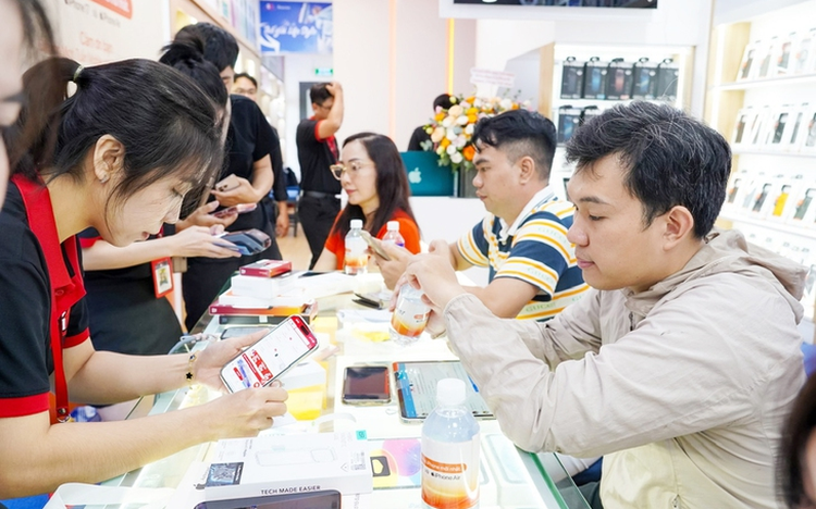 iPhone 17 craze in Vietnam: Strong demand, high pressure for retailers