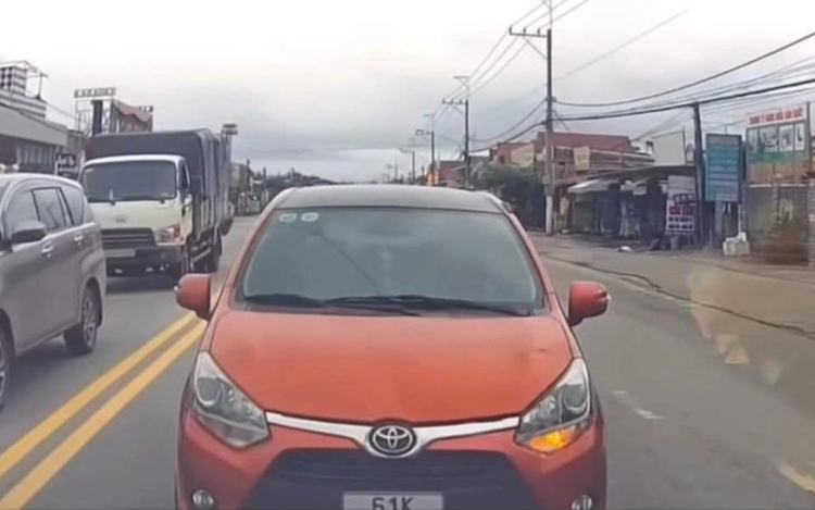 Woman fined for driving against traffic, refusing to yield in Ho Chi Minh City