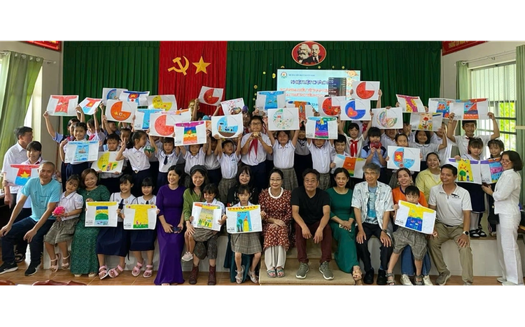 Japanese artists teach painting, award scholarships to students on Vietnam’s Con Dao Island